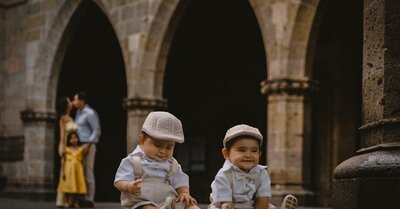 Jumeaux : comprendre leur développement et les enjeux familiaux