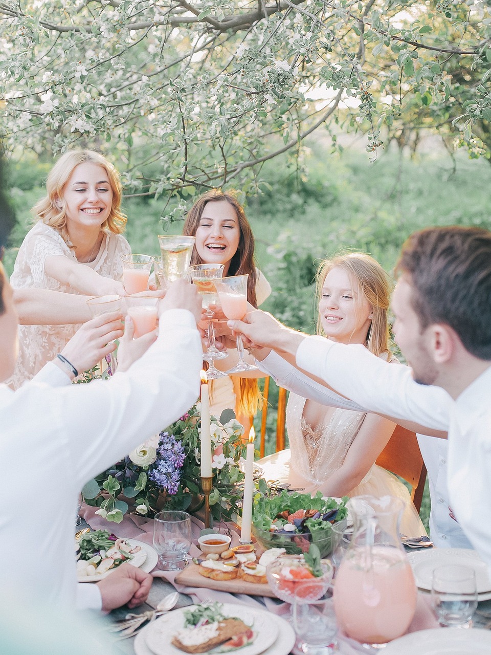 découvrez la magie de l'amitié, un lien précieux qui enrichit nos vies. explorez les différentes facettes de la camaraderie, des souvenirs partagés aux moments de soutien inconditionnel. apprenez à cultiver des relations authentiques et à célébrer les véritables amis qui rendent votre parcours d'autant plus significatif.