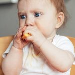 découvrez les étapes clés du développement de votre bébé, des premiers sourires aux premiers pas. apprenez comment soutenir sa croissance physique, émotionnelle et cognitive à chaque étape de sa vie.
