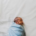 découvrez des conseils et astuces indispensables pour aider votre bébé à bien dormir. apprenez les meilleures pratiques pour instaurer une routine de sommeil apaisante et favoriser des nuits paisibles pour toute la famille.