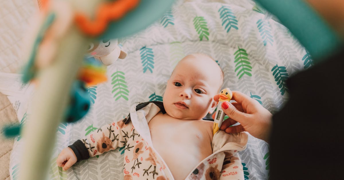 découvrez des conseils essentiels pour assurer la santé de votre bébé, des recommandations sur l'alimentation, les vaccinations, et les soins quotidiens pour un développement optimal.
