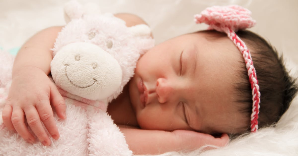 découvrez des conseils essentiels pour aider votre bébé à mieux dormir. apprenez les techniques pour instaurer une routine de sommeil apaisante, adaptées à chaque étape de son développement, et assurez des nuits sereines pour toute la famille.