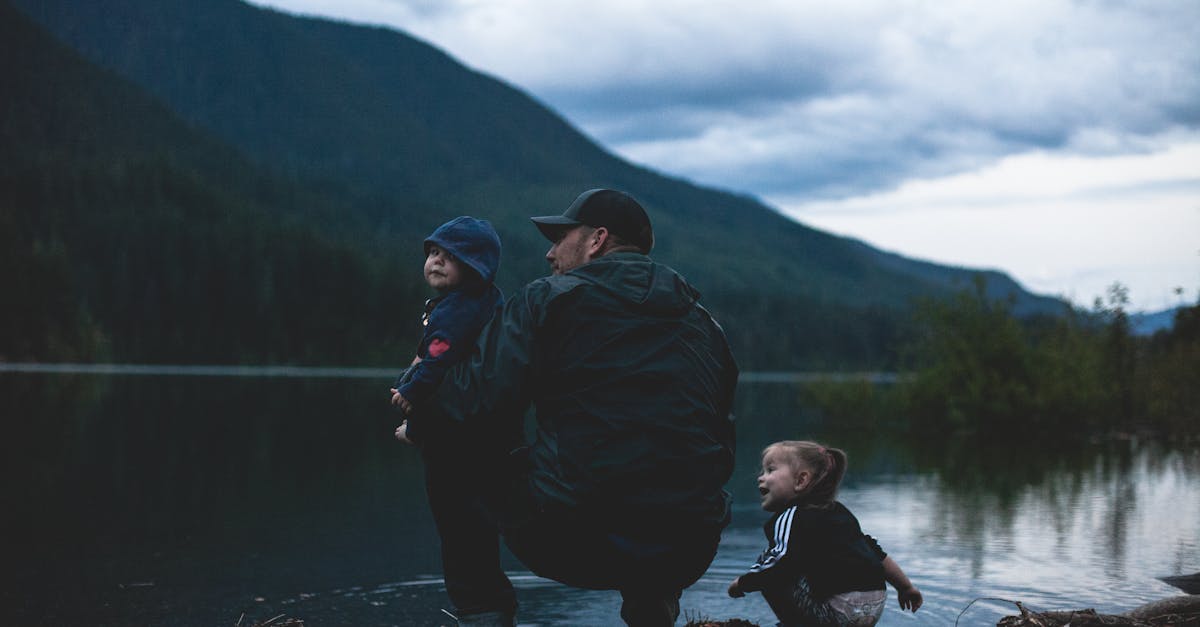 découvrez l'importance et le rôle essentiel des pères dans la vie des enfants. explorez des conseils, des témoignages et des ressources pour les papas modernes et leur influence positive sur la famille.