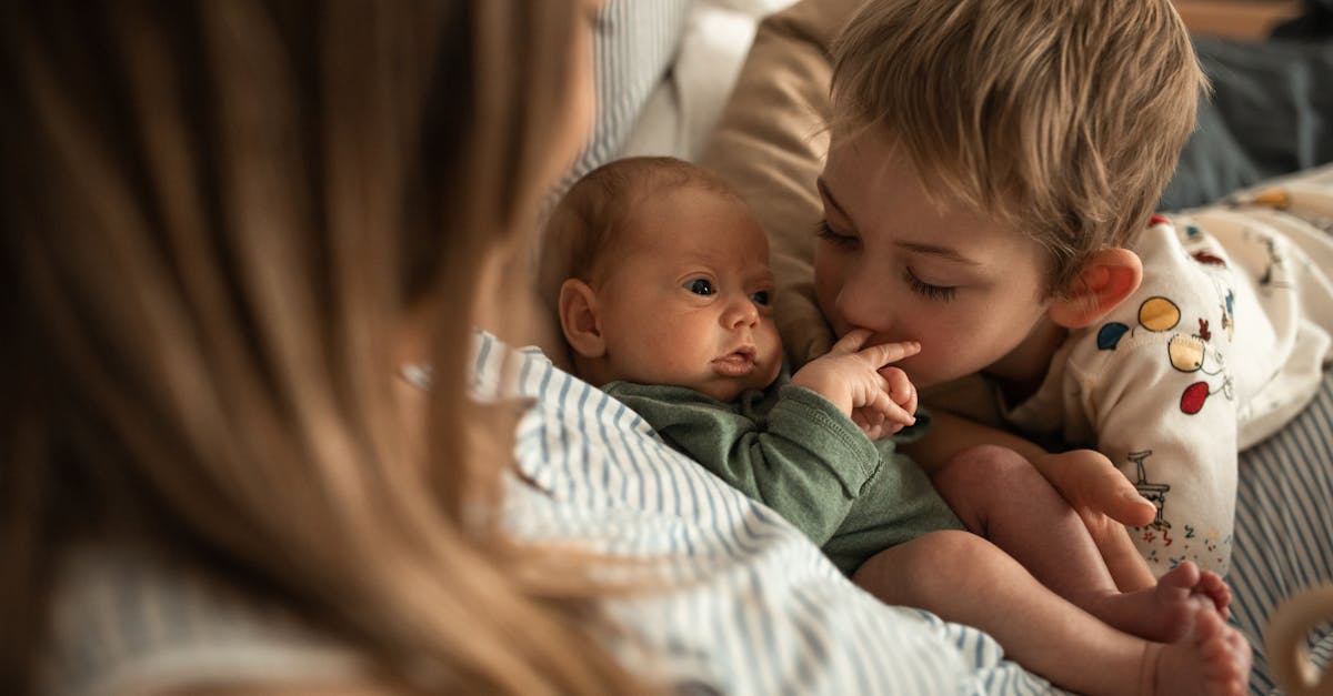découvrez l'art de la photographie bébé avec des séances photo capturant les moments tendres et précieux de votre enfant. immortalisez les sourires, les rires et les premières étapes de votre petit trésor dans un cadre professionnel et chaleureux.