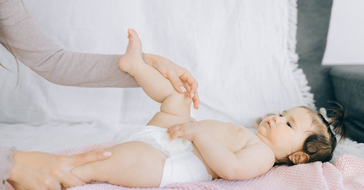 découvrez les soins adaptés à la peau délicate des bébés. nos conseils et produits vous aideront à préserver la douceur et la santé de leur peau fragile.