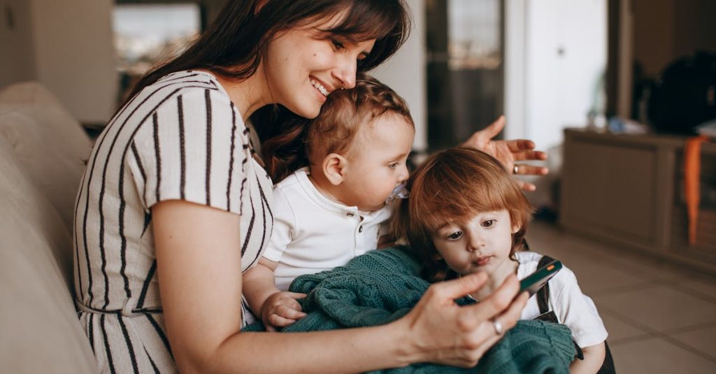découvrez l'art de la communication avec votre bébé ! apprenez comment interpréter ses gestes, ses pleurs et ses rires pour établir un lien solide et favoriser son développement émotionnel dès ses premiers mois.