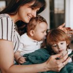 découvrez l'art de la communication avec votre bébé ! apprenez comment interpréter ses gestes, ses pleurs et ses rires pour établir un lien solide et favoriser son développement émotionnel dès ses premiers mois.