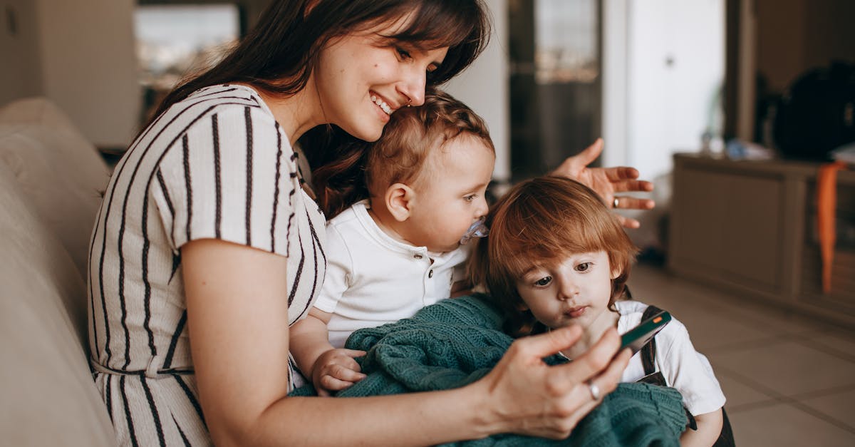 découvrez l'art de la communication avec votre bébé ! apprenez comment interpréter ses gestes, ses pleurs et ses rires pour établir un lien solide et favoriser son développement émotionnel dès ses premiers mois.