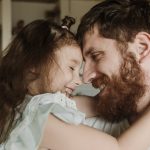 découvrez le mot 'sibling', qui désigne le lien unique entre frères et sœurs. explorez son importance dans les relations familiales, la dynamique intergénérationnelle et l'influence sur le développement personnel. apprenez aussi comment les liens fraternels peuvent enrichir notre vie et façonner notre identité.