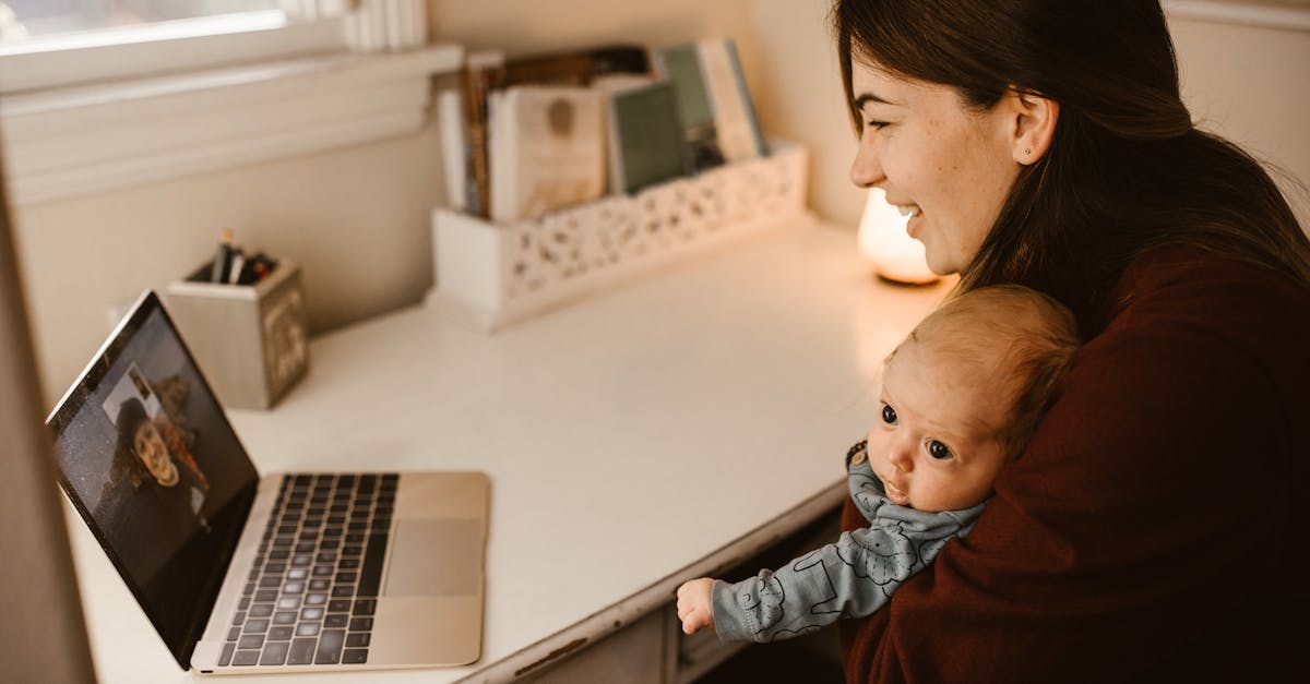découvrez l'univers fascinant de la communication des bébés ! apprenez comment interpréter les signaux de votre petit, stimulez son développement affectif et favorisez un lien privilégié grâce à des techniques simples et efficaces.
