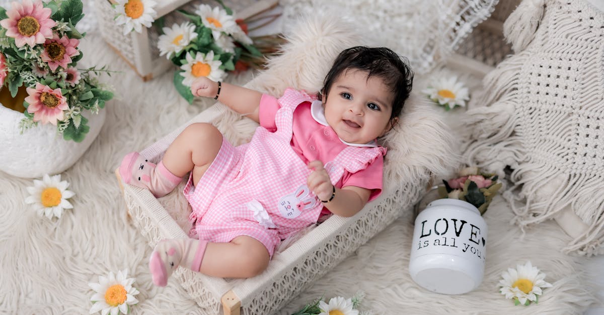 découvrez tout ce qu'il faut savoir sur le sevrage des bébés. notre guide complet vous accompagne pas à pas pour introduire les aliments solides de manière saine et équilibrée, tout en respectant les besoins nutritionnels de votre petit. apprenez des astuces pratiques et des recettes adaptées pour faire de cette transition un moment agréable.
