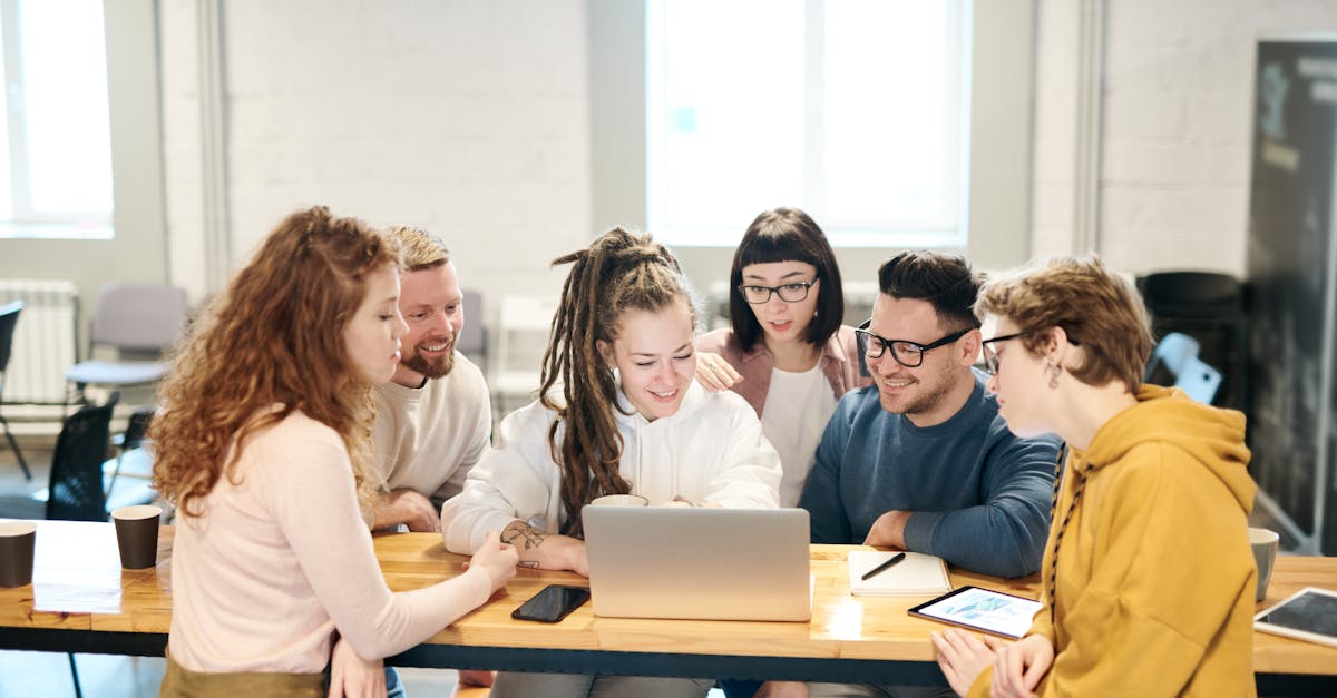 découvrez l'importance de la communication non verbale dans les interactions humaines. apprenez comment les gestes, les expressions faciales et le langage corporel influencent nos relations et améliorent la compréhension mutuelle.