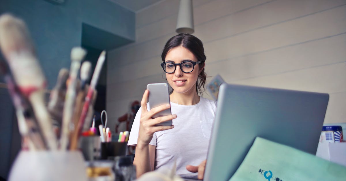 découvrez l'art de la communication non verbale, ses enjeux et son importance dans les interactions humaines. apprenez à décrypter les signaux corporels pour améliorer vos relations personnelles et professionnelles.