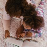découvrez des histoires du soir captivantes pour aider petits et grands à s’endormir paisiblement. profitez de récits apaisants, parfaits pour instaurer une routine de coucher douce et réconfortante.