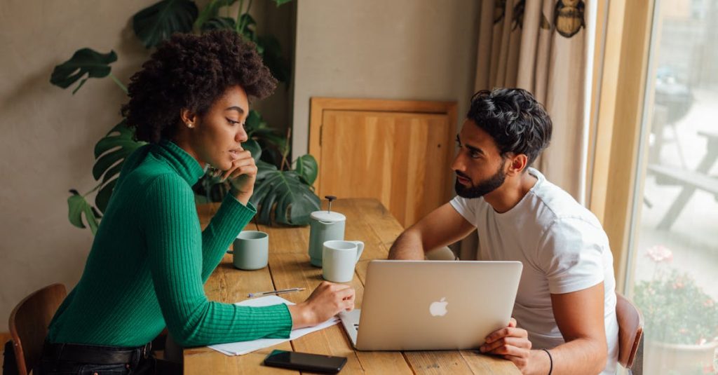 découvrez comment organiser des réunions efficaces grâce à des conseils pratiques pour améliorer la communication, la collaboration et la productivité au sein de votre équipe.