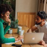 découvrez comment organiser des réunions efficaces grâce à des conseils pratiques pour améliorer la communication, la collaboration et la productivité au sein de votre équipe.