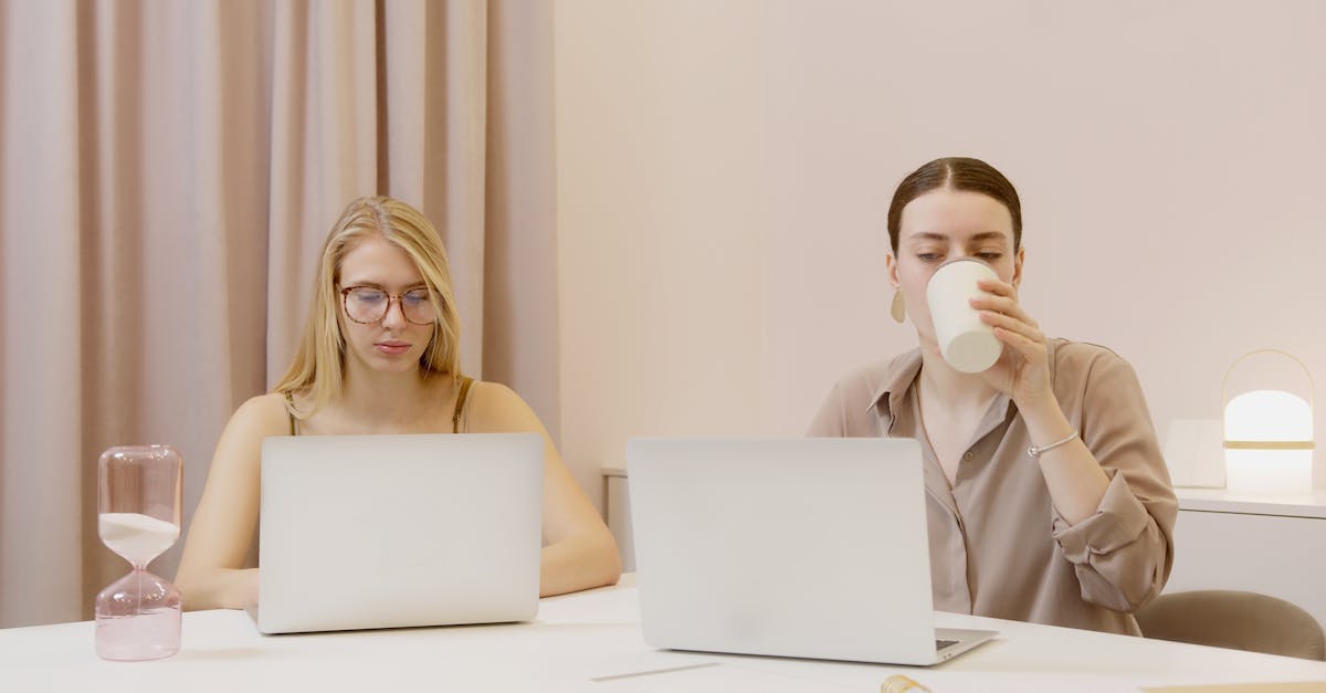 découvrez comment organiser des réunions efficaces grâce à des conseils pratiques et des astuces pour améliorer la collaboration, la productivité et l'engagement de votre équipe.